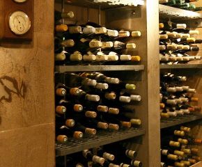 約5,000本のワインを収蔵する地下ワインカーヴ